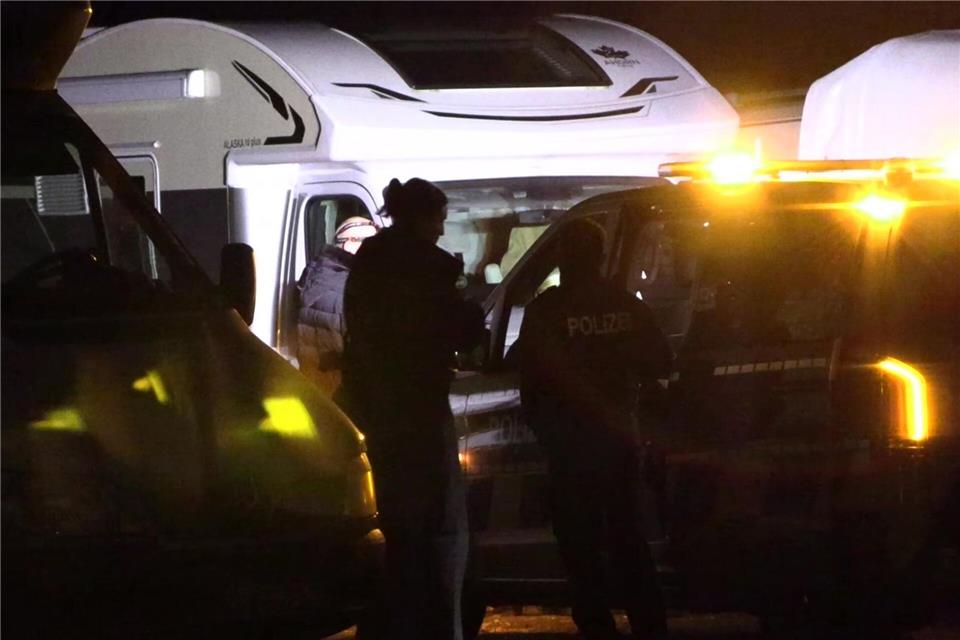 Einsatzkräfte der Polizei am Tatort. Auch ein Hubschrauber ist bei der Fahndung zum Einsatz gekommen.Sascha Thelen/dpa