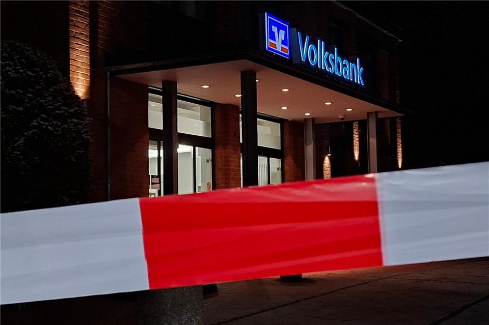 Einsatzkräfte der Polizei arbeiten an einer Volksbank-Filiale in Stuhr, wo Schließfächer aufgebrochen wurden.  Kai Moorschlatt/dpa