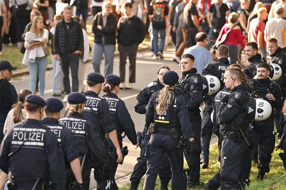 Einsatzkräfte der Polizei auf der Ländermeile am Tag der Deutschen Einheit in Bremen. (Archivbild)Sina Schuldt/dpa