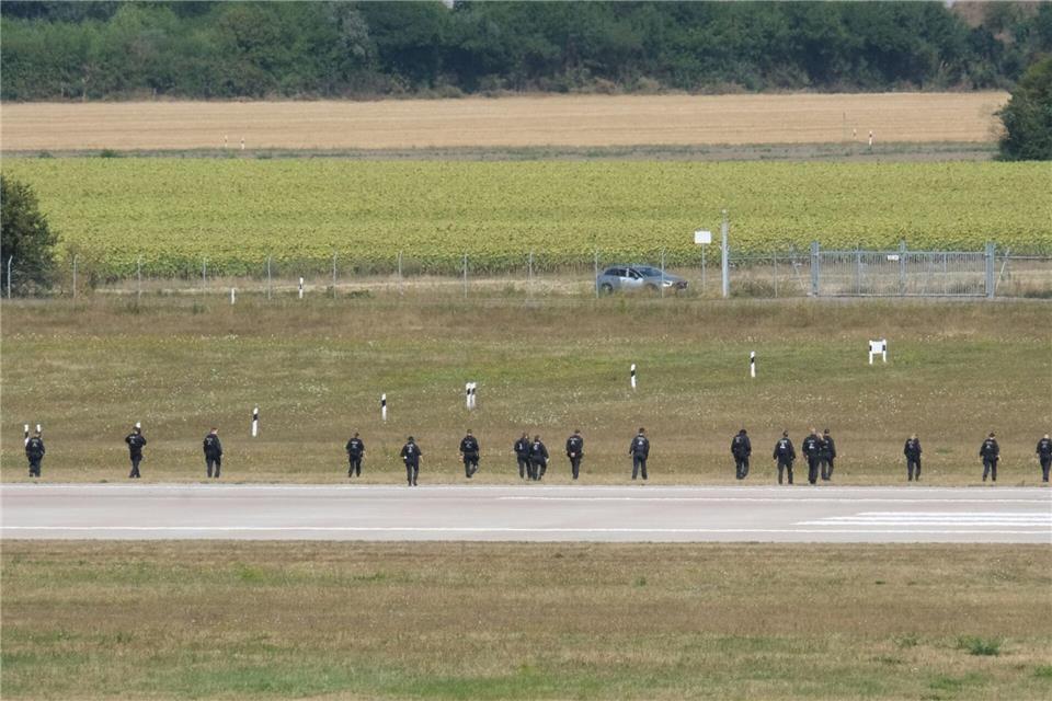 Einsatzkräfte der Polizei durchsuchen erneut die Nordpiste am Flughafen Leipzig/Halle.Sebastian Willnow/dpa