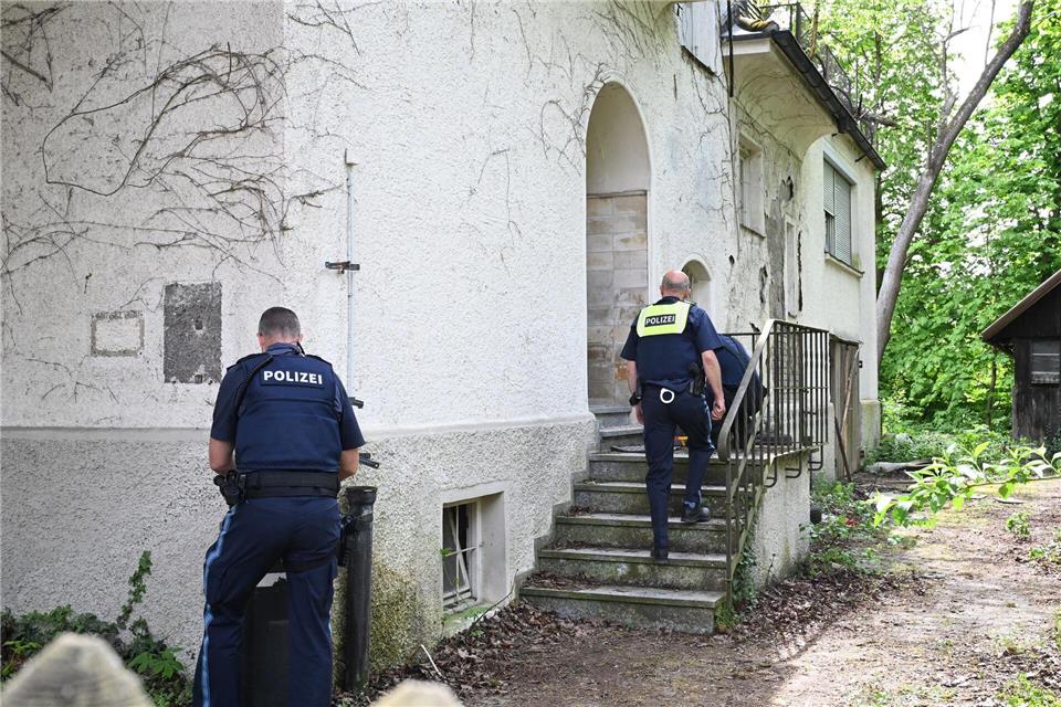 Einsatzkräfte der Polizei ermitteln bei einem leerstehenden Gebäude. Polizisten suchen im Allgäu nach einem Jugendlichen - und finden eine Leiche. Die Beamten vermuten eine tödliche Gewalttat.Stein/swd-medien/dpa