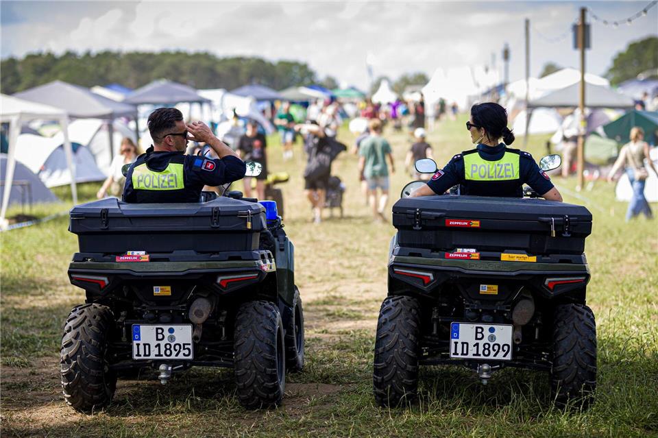 Einsatzkräfte der Polizei fahren mit Quads über den Zeltplatz des Hurricane Festivals.Moritz Frankenberg/dpa