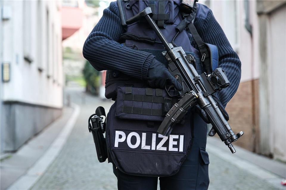 Einsatzkräfte der Polizei haben die Schule abgesucht.Hannes P Albert/dpa