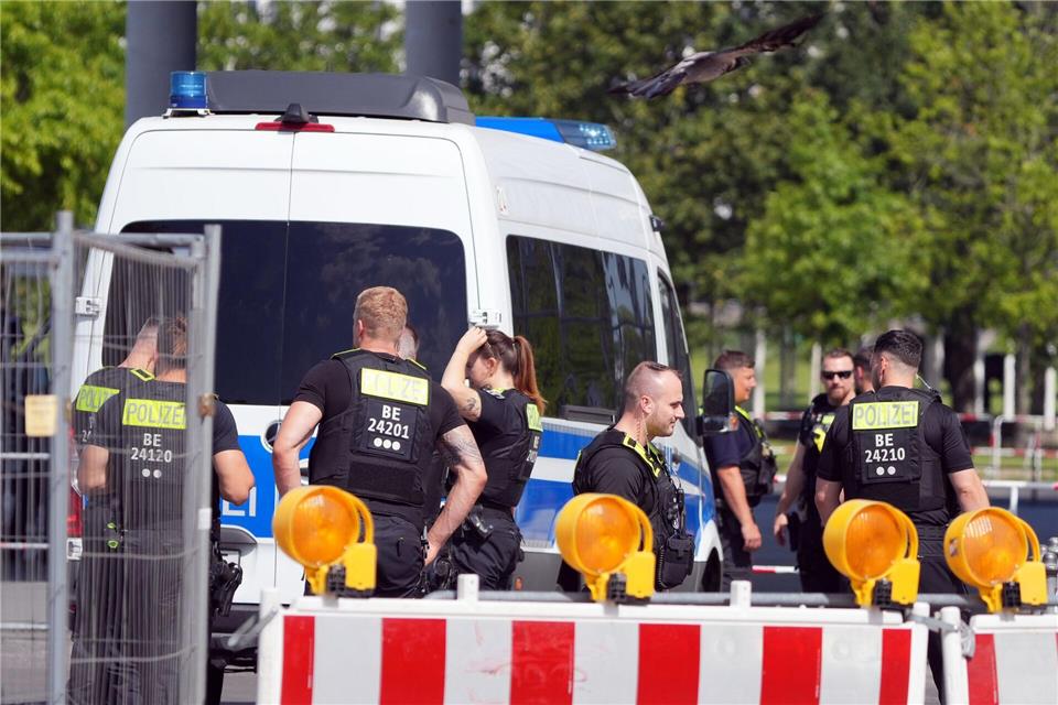 Einsatzkräfte der Polizei sichern die Umgebung des Kanzleramts. S�ren Stache/dpa