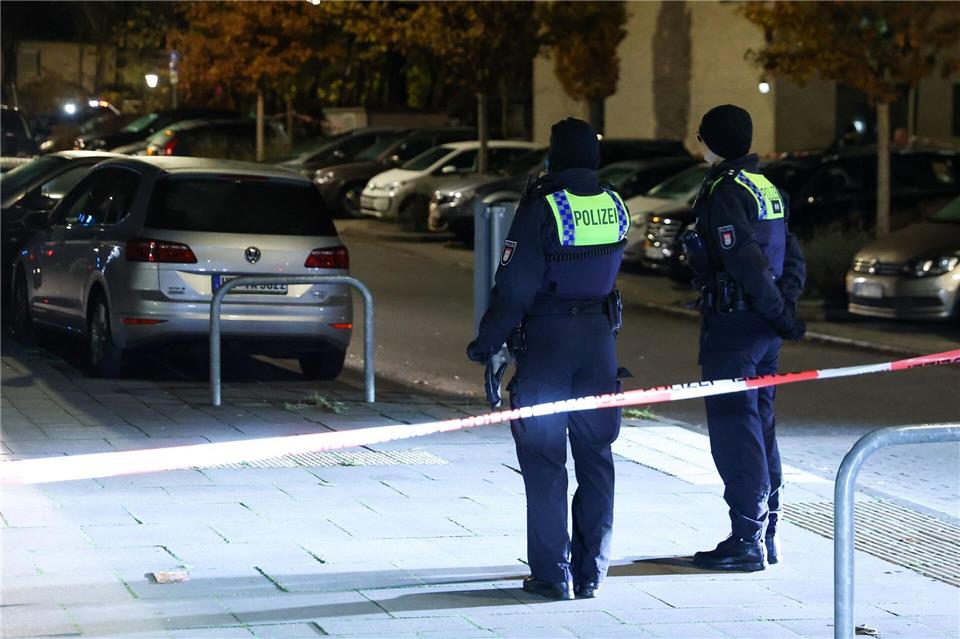 Einsatzkräfte der Polizei sichern eine abgesperrte Straße im Hamburger Stadtteil Eidelstedt. Bodo Marks/dpa