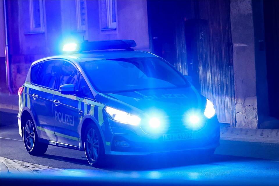 Einsatzkräfte der Polizei sicherten Spuren nach einem Einbruch in ein Textilgeschäft in Magdeburg-Olvenstedt. (Symbolbild)Jan Woitas/dpa