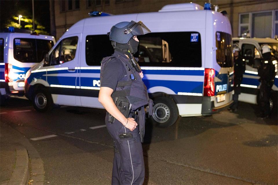 Einsatzkräfte der Polizei sind bei einer nicht angemeldeten Demonstration nach eigenen Angaben mit Pyrotechnik beschossen worden.Jan Ohmen/dpa