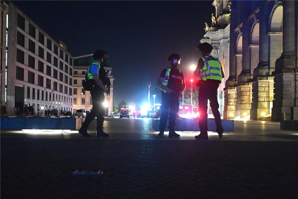 Einsatzkräfte der Polizei sind im Einsatz nach dem Abbruch des Christopher Street Day (CSD).Fabian Sommer/dpa