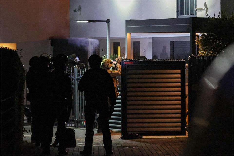 Einsatzkräfte der Polizei stehen am Mittwochmorgen vor einem Haus in DuisburgChristoph Reichwein/dpa