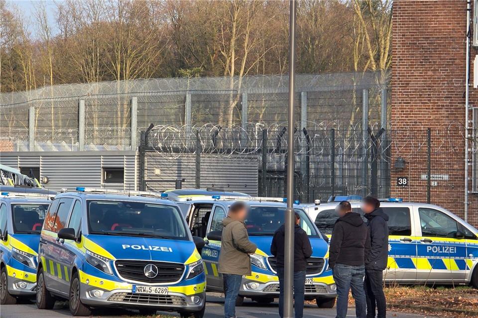 Einsatzkräfte der Polizei stehen an der LVR-Klinik in Bedburg-Hau. Guido Schulmann/tv-niederrhein/dpa