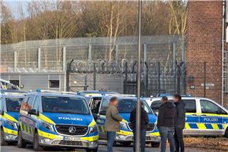 Einsatzkräfte der Polizei stehen an der LVR-Klinik in Bedburg-Hau. Guido Schulmann/tv-niederrhein/dpa