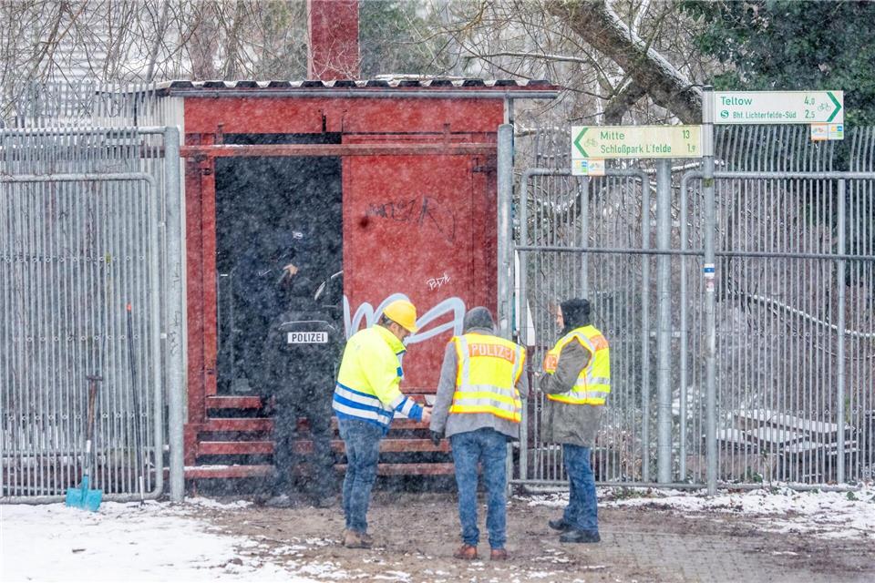 Einsatzkräfte der Polizei stehen im Januar an der Brandstelle einer Kabelbrücke vor dem Kraftwerk Lichterfelde am Teltowkanal. Michael Kappeler/dpa