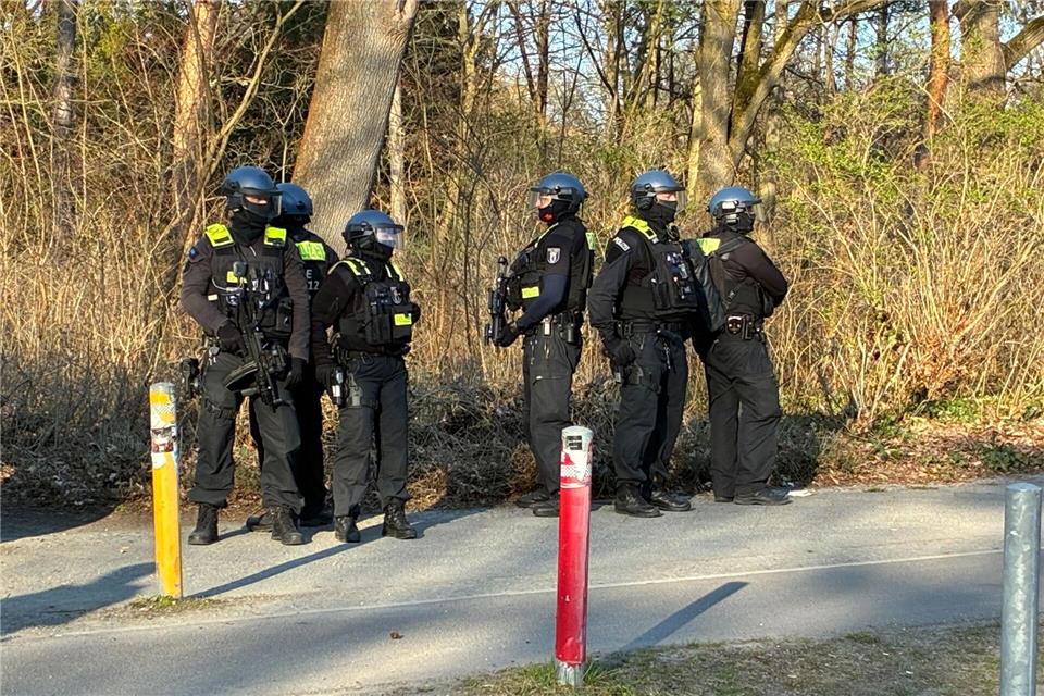 Einsatzkräfte der Polizei suchen im Volkspark Hasenheide nach Spuren. Caroline Bock/dpa