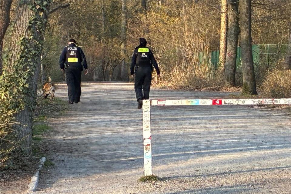Einsatzkräfte der Polizei suchen mit Hilfe eines Polizeihund im Volkspark Hasenheide nach Spuren. Caroline Bock/dpa