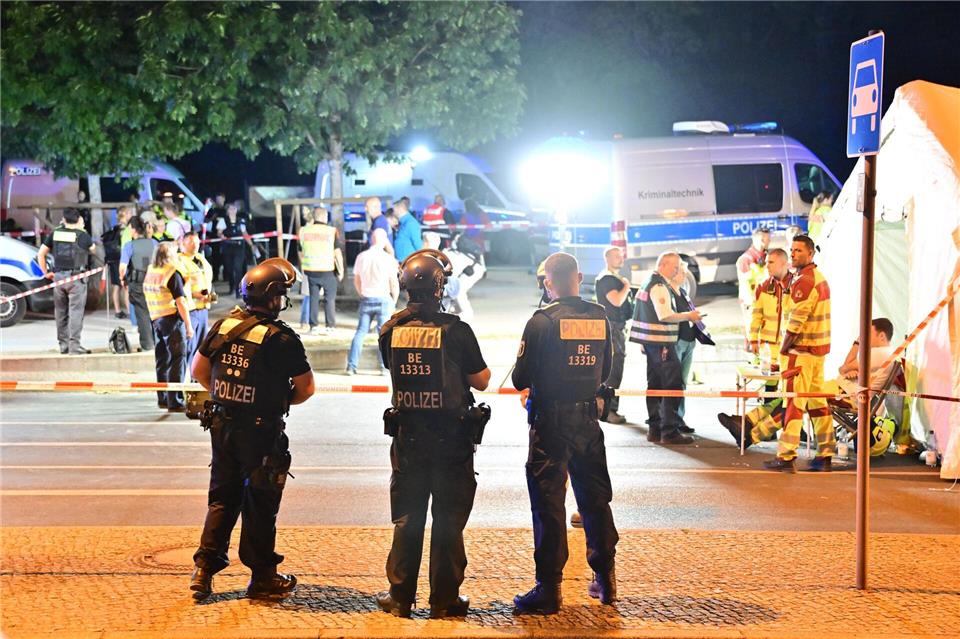 Einsatzkräfte der Polizei und Rettungskräfte stehen im Großen Tiergarten nach dem Abbruch des Christopher Street Day (CSD). Sebastian Gollnow/dpa