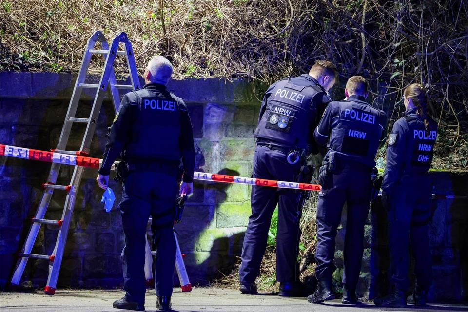 Einsatzkräfte der Polizei untersuchen den Tatort.Christoph Reichwein/dpa