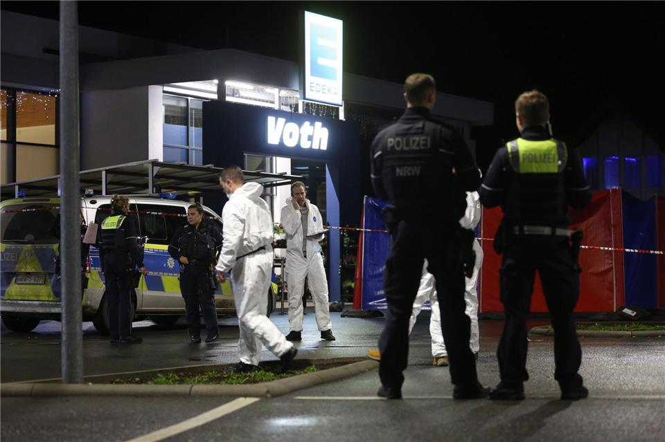 Einsatzkräfte der Polizei waren vor einem Supermarkt im Einsatz und sicherten Spuren. (Archivbild)Christian Müller/dpa