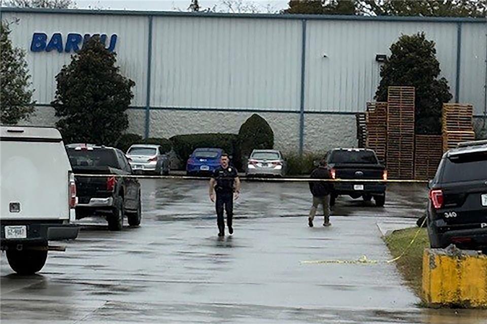 Polizei: Zwei Deutsche bei Gewalttat in den USA getötet  Einsatzkräfte des Cleveland Police Departments ermittelten auf dem Firmengelände. -/Cleveland Police Department/dpa