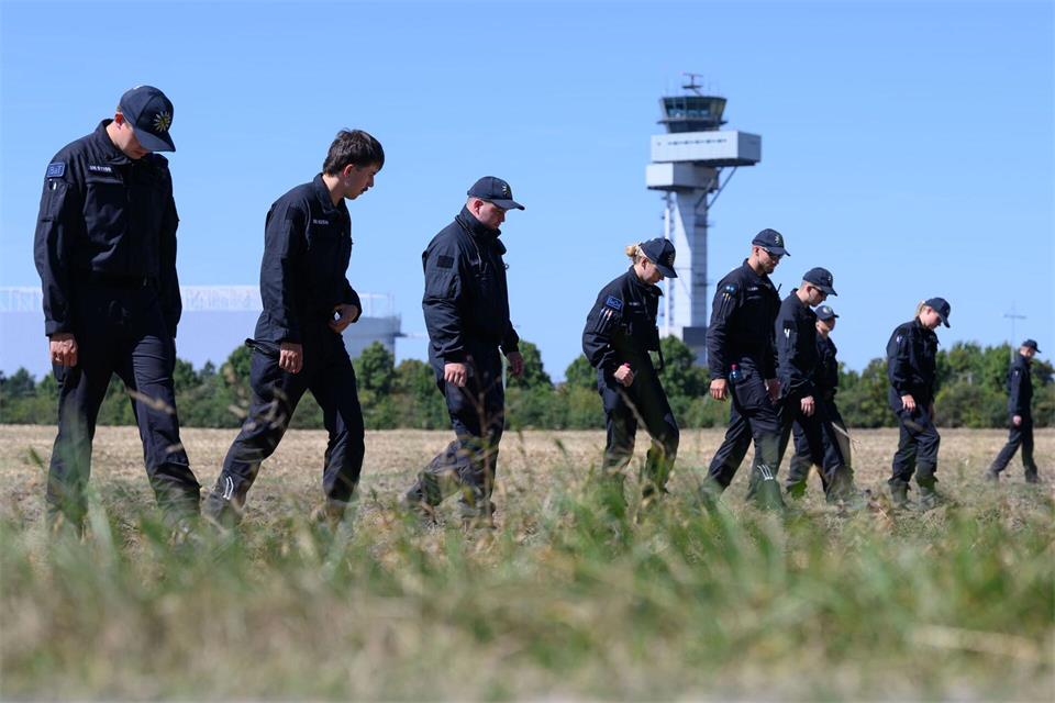 Einsatzkräfte durchkämmten nach der Entdeckung der Drohne die Umgebung des Flughafens. (Archivbild)Hendrik Schmidt/dpa