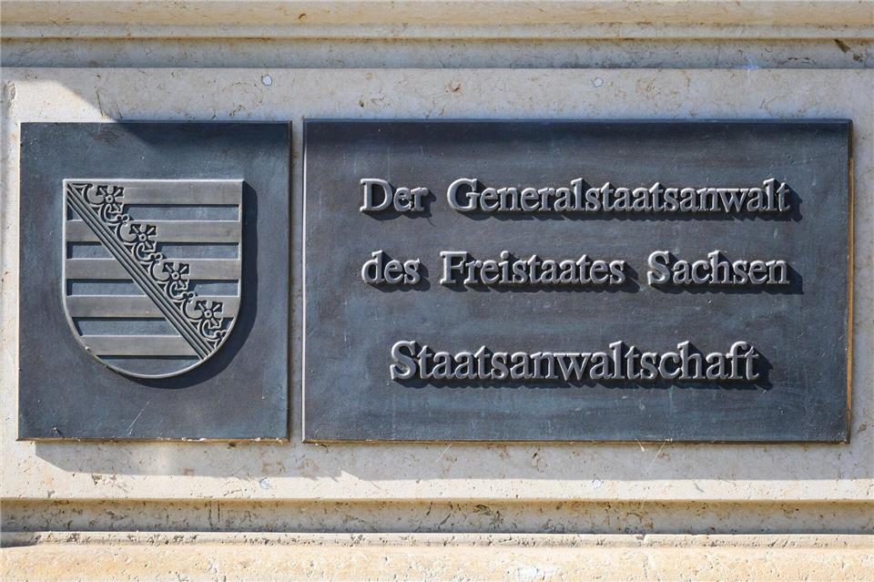 Einsatzkräfte durchsuchten mehrere Objekte im Zusammenhang mit Ermittlungen wegen mutmaßlicher Schwarzarbeit in einer Bau-Firma. (Symbolbild)Robert Michael/dpa