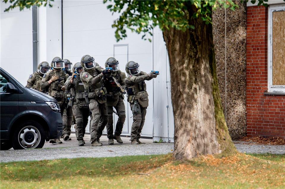 Einsatzkräfte eines Spezialeinsatzkommandos überwältigten den mutmaßlichen Angreifer. (Symbolbild)Hauke-Christian Dittrich/dpa
