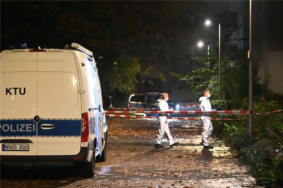 Einsatzkräfte entdeckten die leblose Frau in ihrer Wohnung.Guido Bludau/dpa