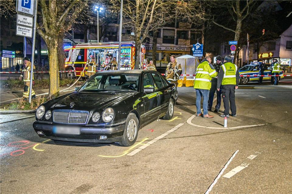 Einsatzkräfte ermitteln an der Unfallstelle.Simon Zeiher/onw-images/dpa