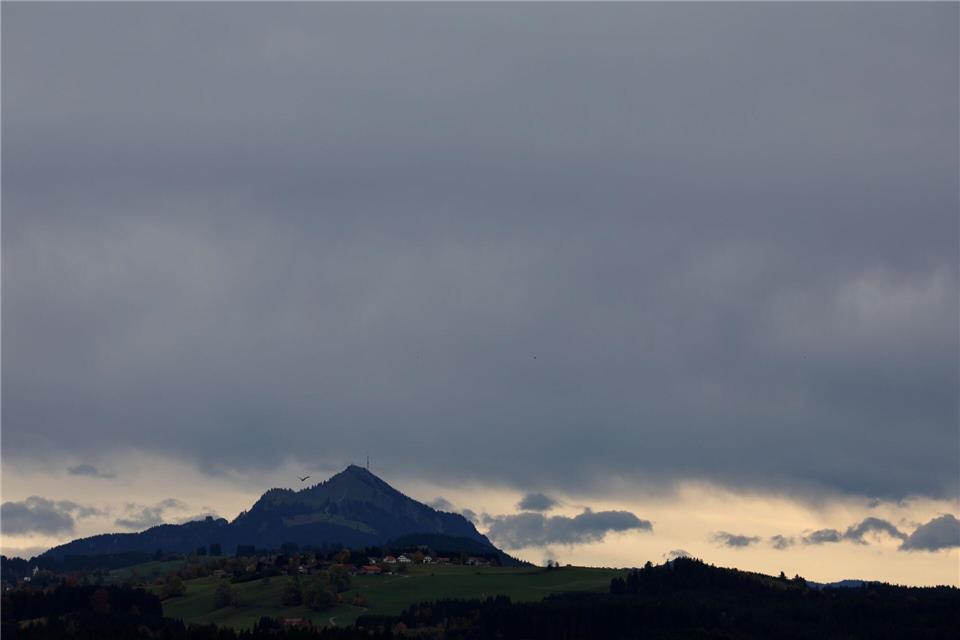 Einsatzkräfte fanden den Mann leblos in unwegsamem Gelände an der Südkante des Grünten nahe Burgberg im Allgäu (Landkreis Oberallgäu). (Symbolbild)Karl-Josef Hildenbrand/dpa
