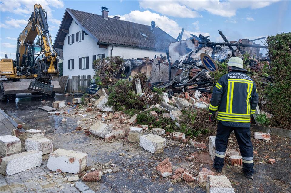 Einsatzkräfte fanden einen toten Menschen in dem Wohnhaus. Armin Weigel/dpa