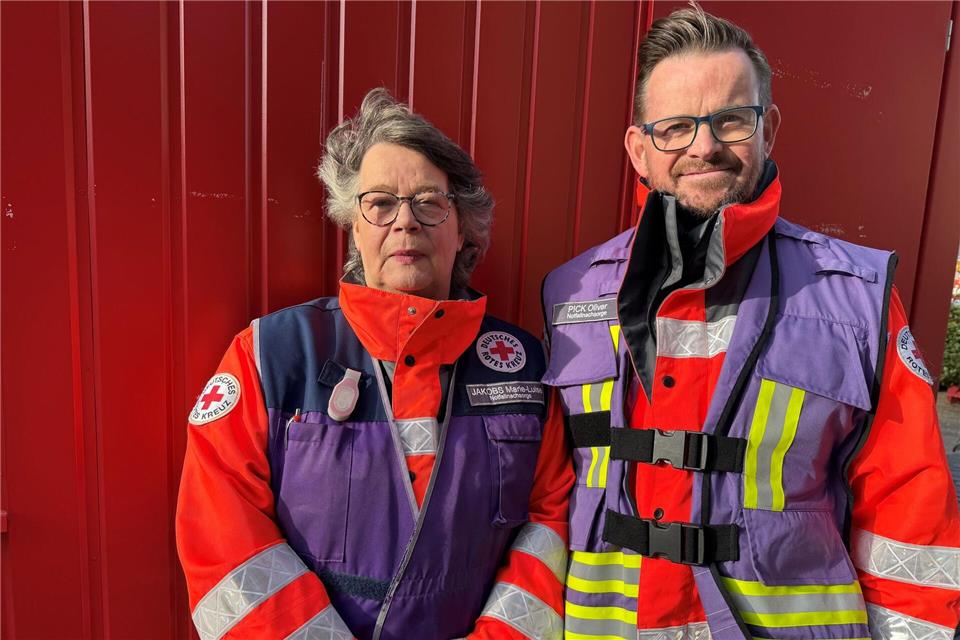 Einsatzkräfte fragen seit einigen Jahren öfter bei der Notfallnachsorge an, wie Oliver Pick (r) vom Deutschen Roten Kreuz erzählt.Birgit Reichert/dpa