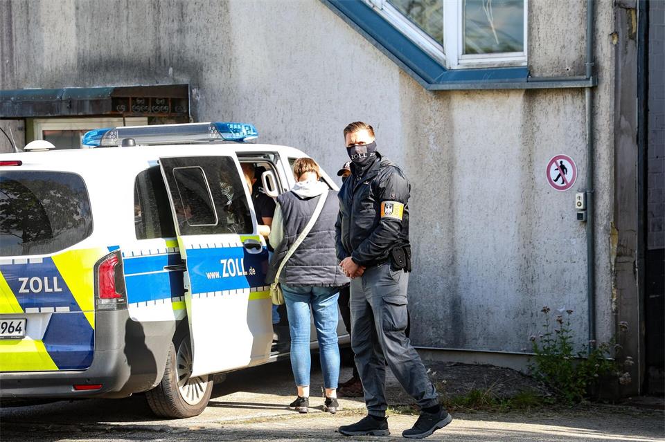 Einsatzkräfte haben bei der Aktion zeitgleich mehrere Objekte durchsucht.Gianni Gattus/dpa