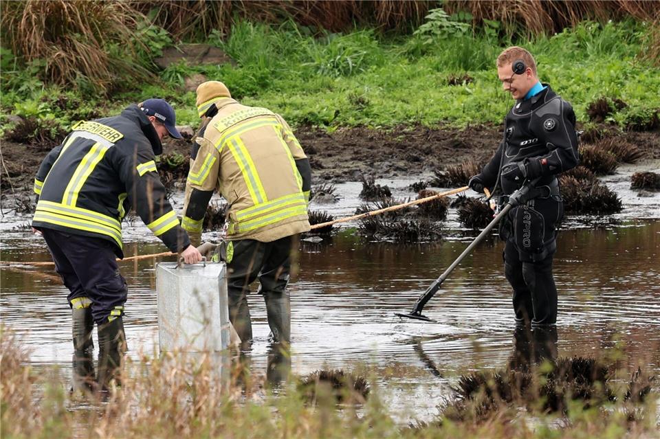 Einsatzkräfte haben bei ihren Ermittlungen zum Tod des achtjährigen Fabian aus Güstrow erneut einen Tümpel im Bereich des Fundortes der Leiche in den Blick genommen.Bernd Wüstneck/dpa
