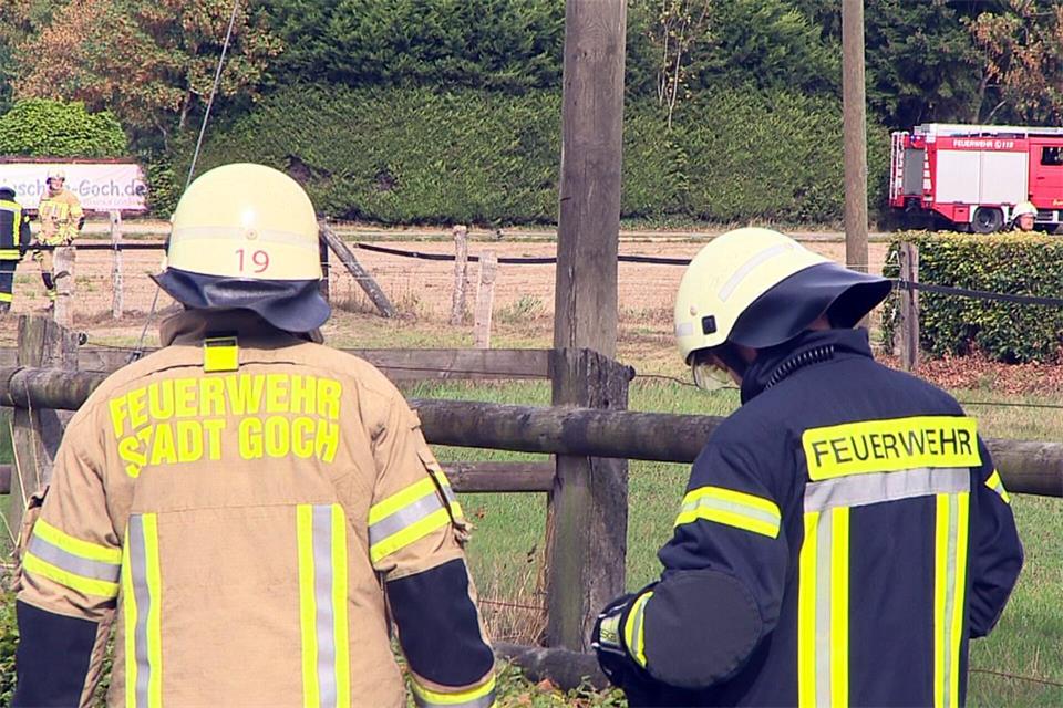 Einsatzkräfte haben dem 16-Jährigen nach der Explosion geholfen.Guido Schulmann/dpa