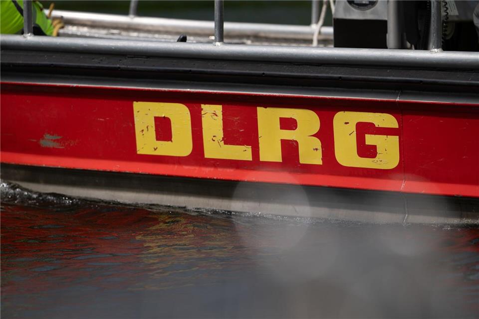 Einsatzkräfte haben die Leiche eines Mannes aus einem Baggersee geborgen. (Symbolbild)Markus Lenhardt/dpa