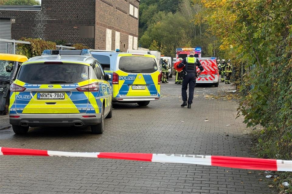 Einsatzkräfte haben in Bochum einen Toten in einer Lagerhalle gefunden.Justin Brosch/dpa