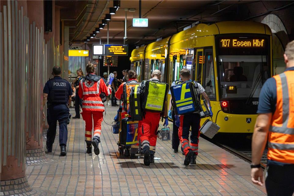 Einsatzkräfte haben sich noch am Bahnsteig um die verletzte Frau gekümmert.Justin Brosch/dpa