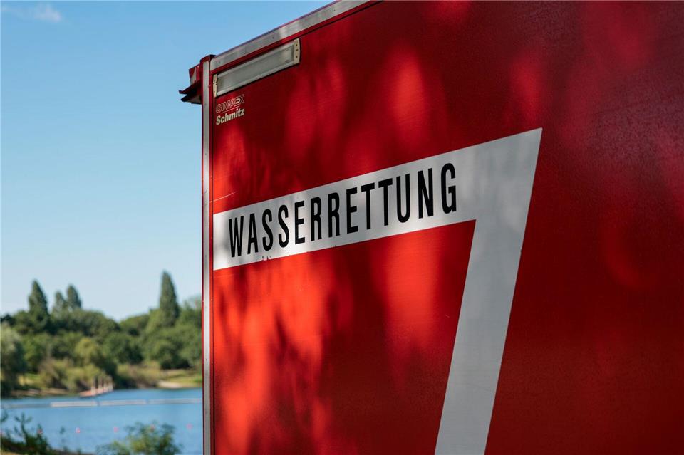 Einsatzkräfte hatten einen leblosen Mann aus der Ruhr in Essen gerettet. Er starb jedoch im Krankenhaus. (Symbolbild)Thomas Banneyer/dpa