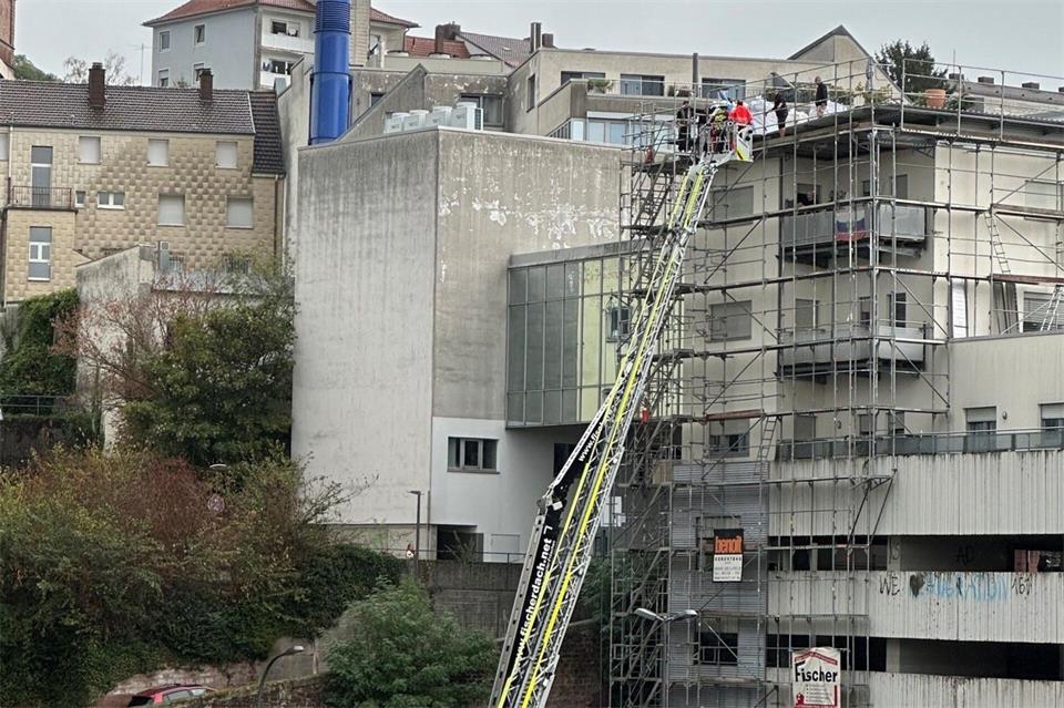 Einsatzkräfte holten den Mann vom Dach. Polizeidirektion Pirmasens/dpa