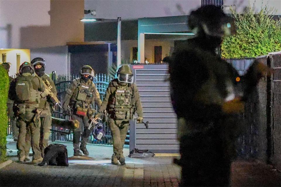 Einsatzkräfte in Duisburg - Polizei geht europaweit gegen Geldwäsche-Netzwerk und Hells Angels vorChristoph Reichwein/dpa