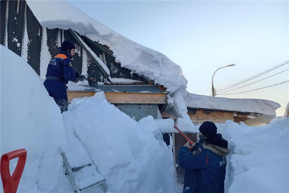 Einsatzkräfte kämpfen auf der fernöstlichen Halbinsel Kamtschatka gegen die Schneemassen.-/Government of Kamchatka Territory via XinHua/dpa