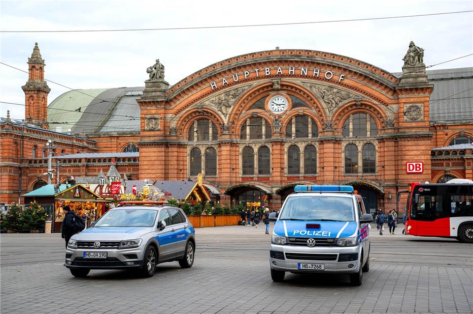 Einsatzkräfte können Menschen ohne konkreten Anlass nach Waffen durchsuchen. Sina Schuldt/dpa