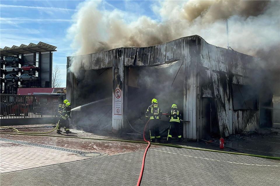 Einsatzkräfte konnten den Brand unter Kontrolle bringen.-/Feuerwehr Schloß Holte-Stukenbrock/dpa