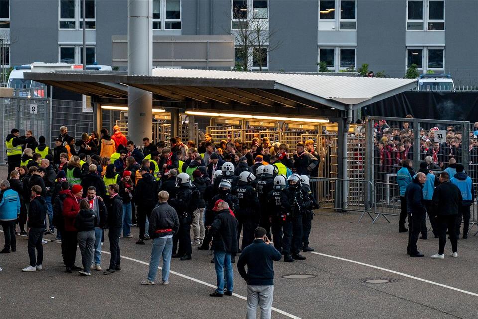 Einsatzkräfte kontrollieren Kölner Fans.David Inderlied/dpa