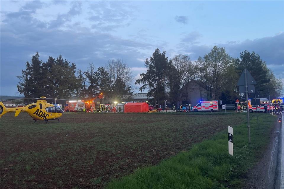 Einsatzkräfte kümmern sich um die Verletzten.  Sascha Ditscher/dpa