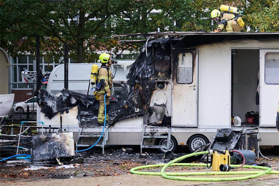 Einsatzkräfte löschen einen Brand auf dem Freimarkt.Sina Schuldt/dpa