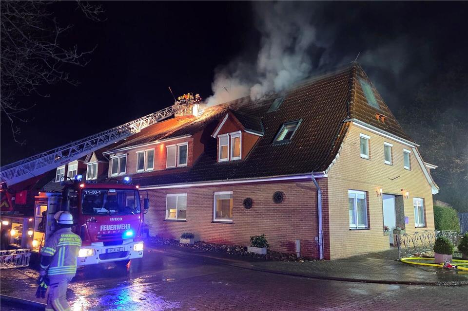 Einsatzkräfte mehrerer Feuerwehren waren in der Nacht im Einsatz gegen einen Brand in einem Pflegeheim im Neustädter Ortsteil Schneeren. -/Feuerwehr/dpa