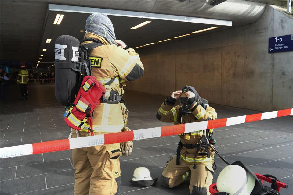 Einsatzkräfte mit Atemschutz waren an dem Bahnhof aktiv. Dettenmeyer/SDMG/dpa