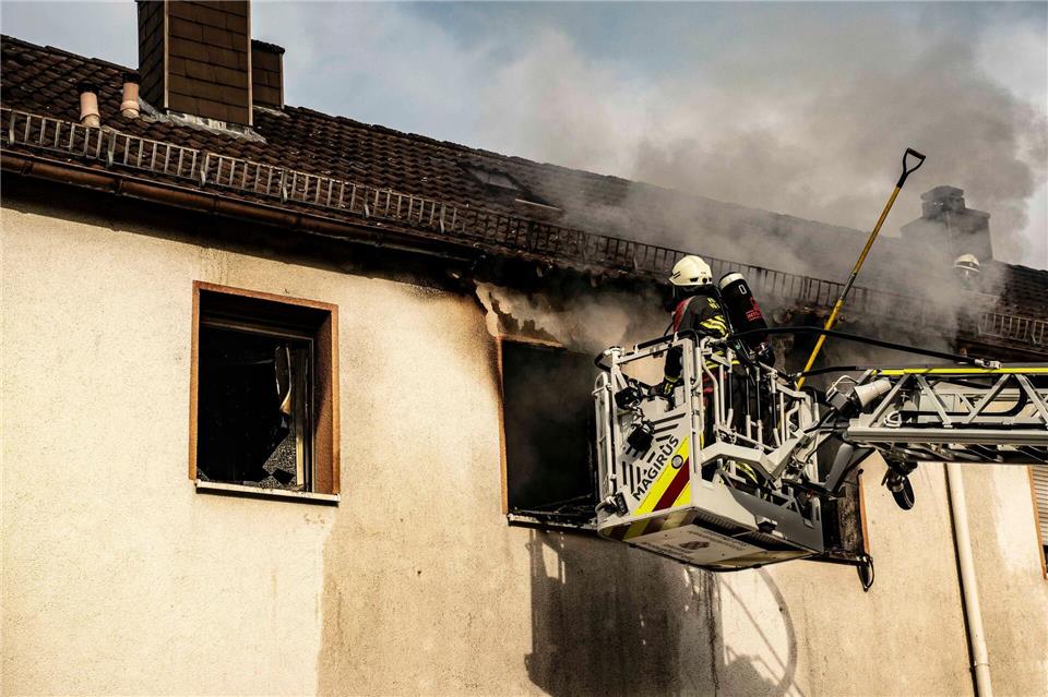Einsatzkräfte mussten die Bewohner bei einem Brand in einem Mehrfamilienhaus in Birkenfeld evakuieren.Christian Schulz/Foto Hosser/dpa