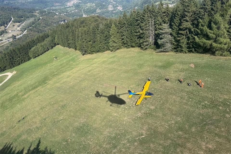 Einsatzkräfte mussten die drei Insassen aus dem Flugzeug bergen und versorgen.-/Italienische Bergrettung/dpa