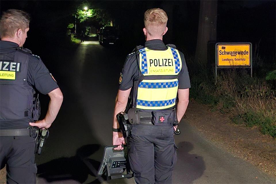 Einsatzkräfte nahmen den Verdächtigen wenig später fest. (Archivfoto)Kai Moorschlatt/dpa